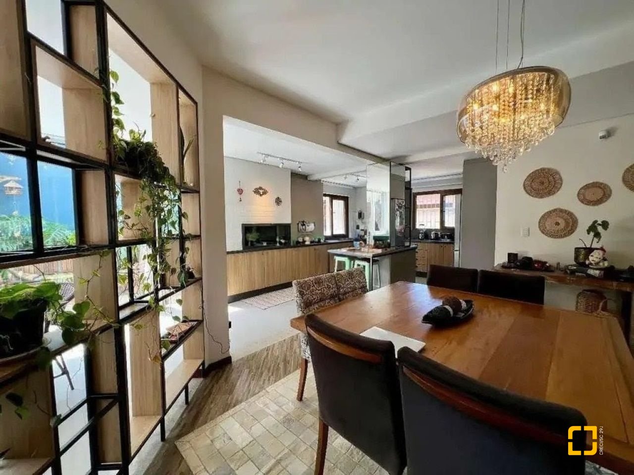Casa com 203m², 5 quartos (sendo 1 suíte), 2 garagens, no bairro Sambaqui em Florianópolis