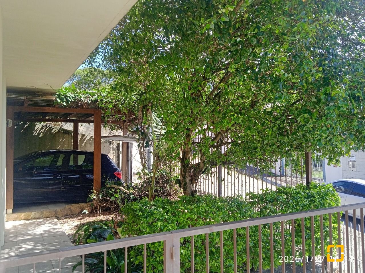 Casa com 220m², 7 quartos (sendo 2 suítes), 2 garagens, no bairro Itaguaçu em Florianópolis
