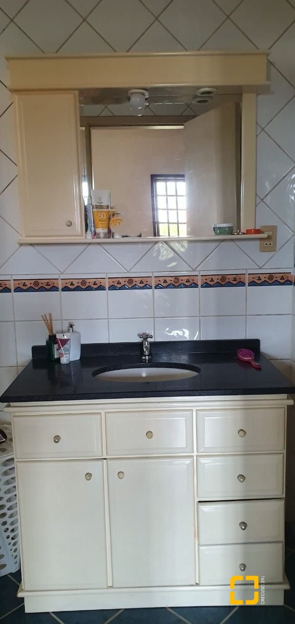 Casa com 220m², 7 quartos (sendo 2 suítes), 2 garagens, no bairro Itaguaçu em Florianópolis