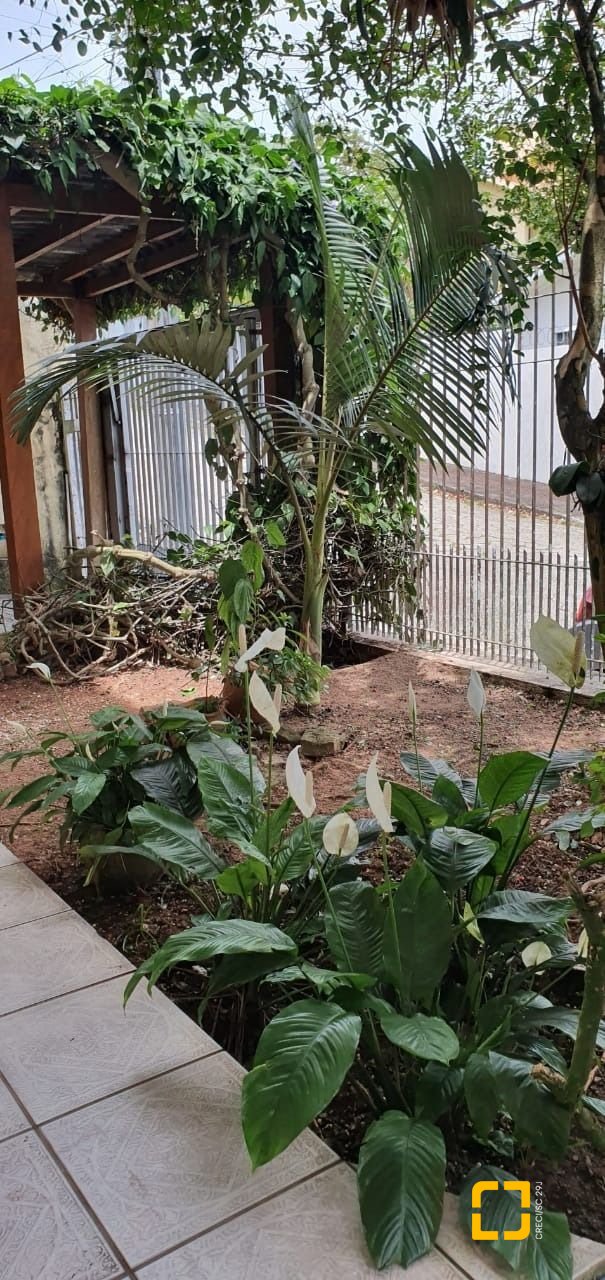 Casa com 220m², 7 quartos (sendo 2 suítes), 2 garagens, no bairro Itaguaçu em Florianópolis