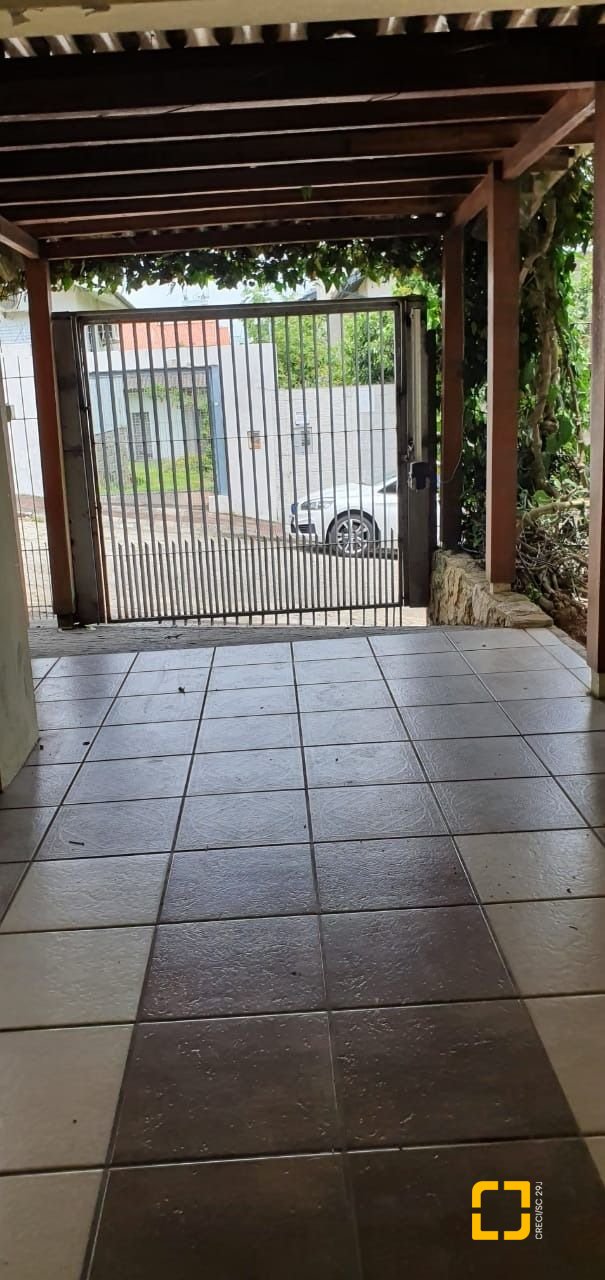 Casa com 220m², 7 quartos (sendo 2 suítes), 2 garagens, no bairro Itaguaçu em Florianópolis
