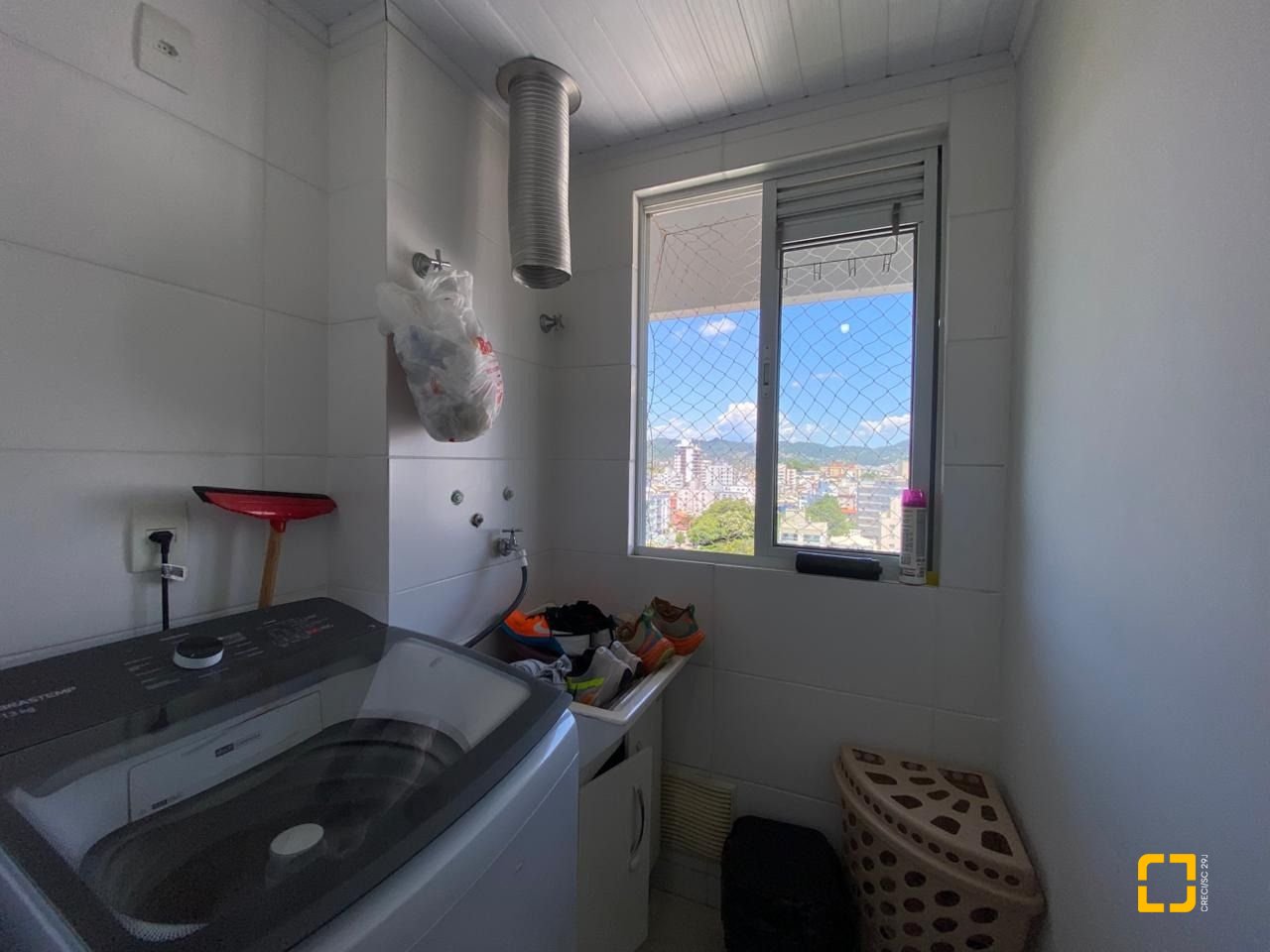 Apartamento com 61m², 2 quartos (sendo 1 suíte), 1 garagem, no bairro Pagani em Palhoça