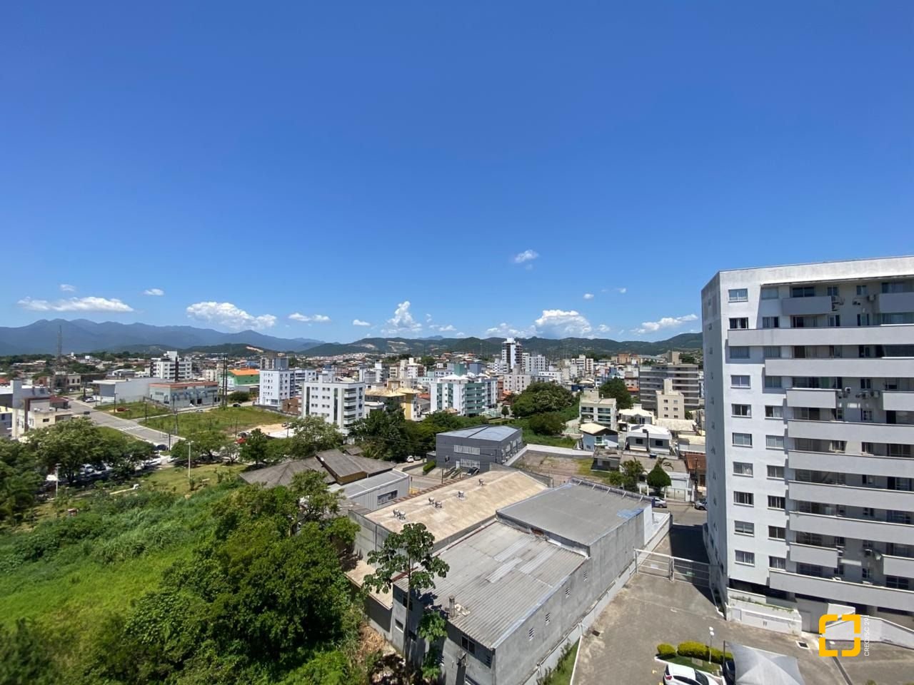 Apartamento com 61m², 2 quartos (sendo 1 suíte), 1 garagem, no bairro Pagani em Palhoça