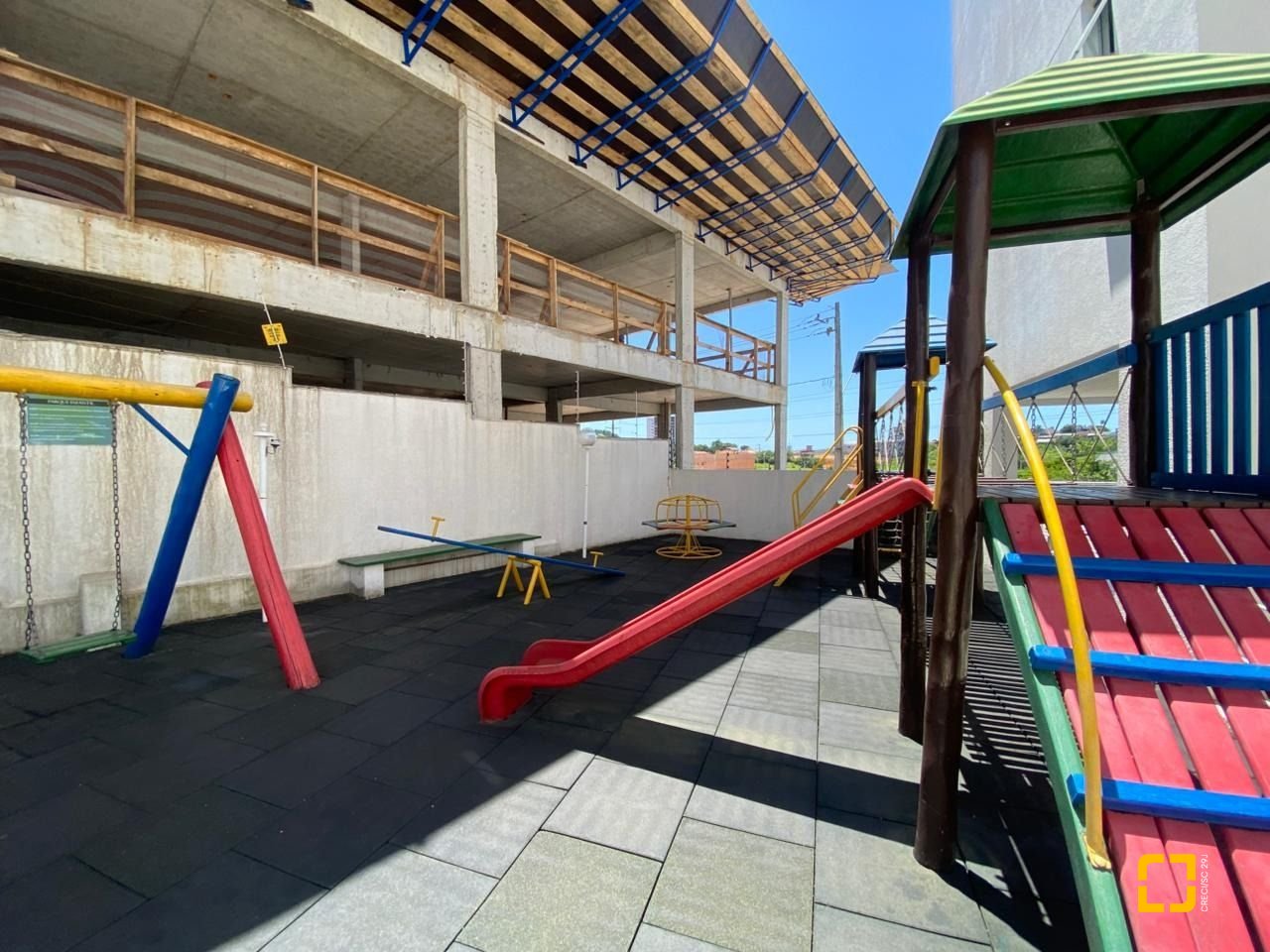Apartamento com 61m², 2 quartos (sendo 1 suíte), 1 garagem, no bairro Pagani em Palhoça
