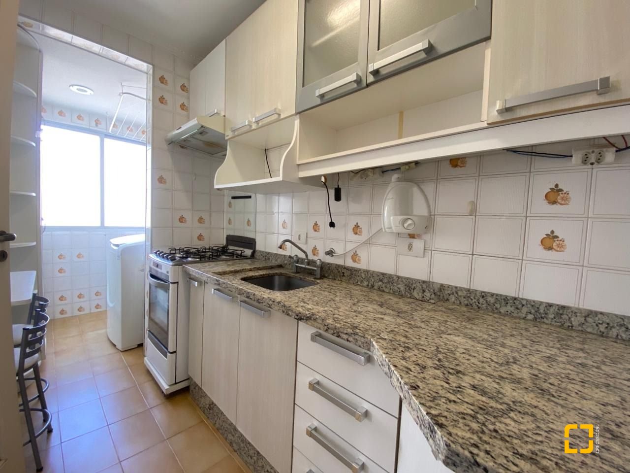 Apartamento com 56m², 2 quartos, 1 garagem, no bairro Coqueiros em Florianópolis
