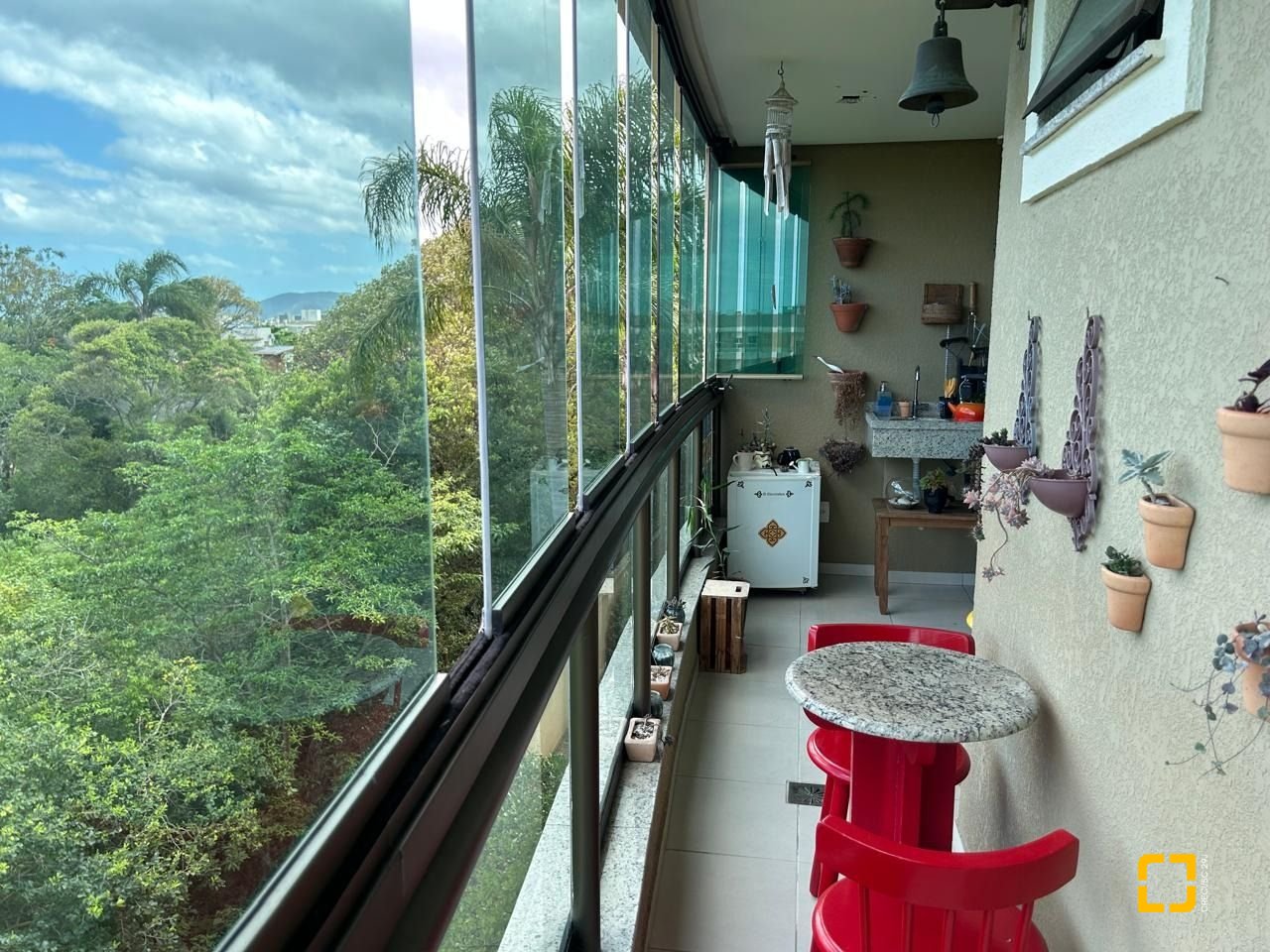 Apartamento com 102m², 4 quartos (sendo 1 suíte), 2 garagens, no bairro Campeche em Florianópolis