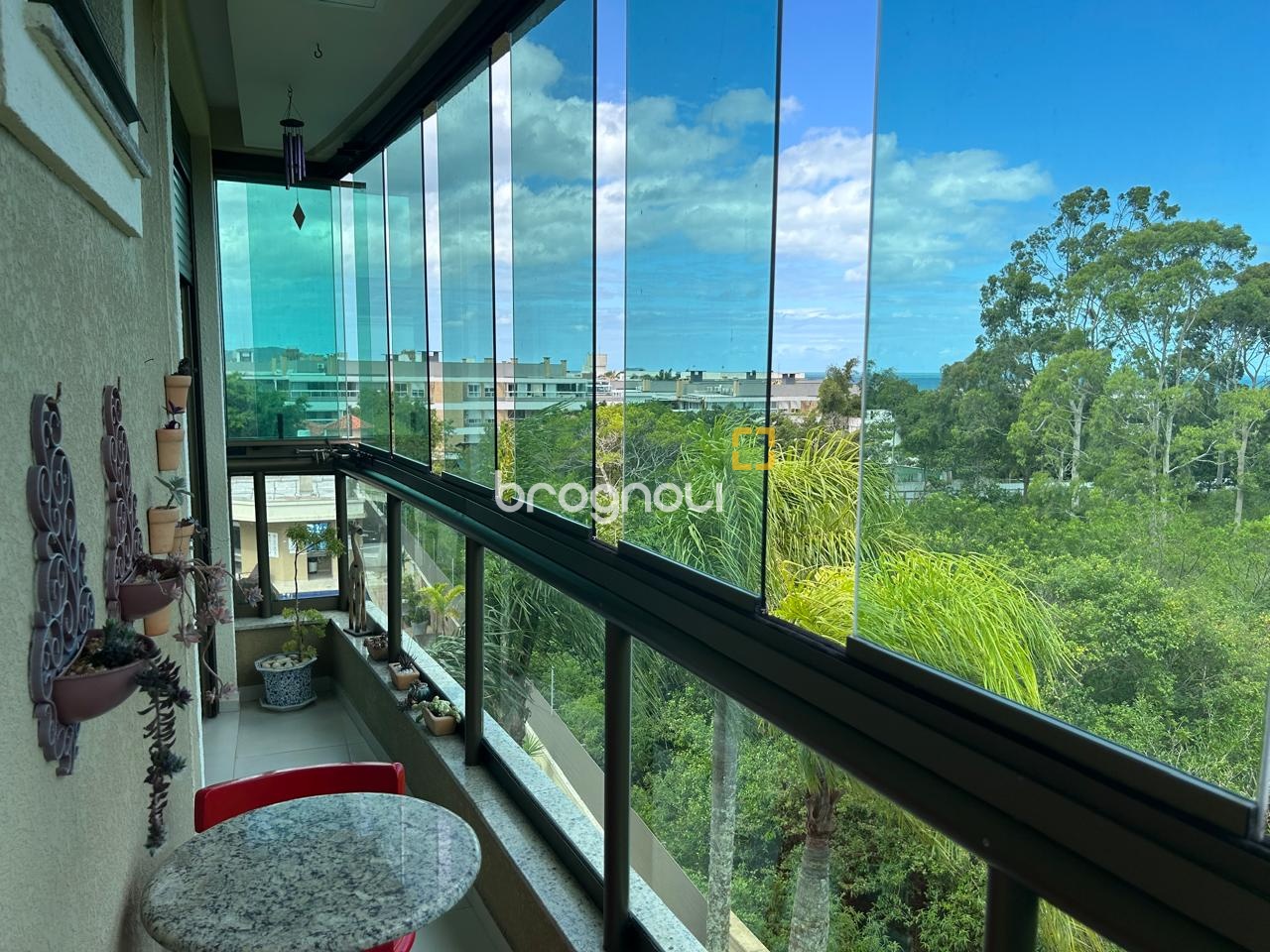 Apartamento com 102m², 3 quartos (sendo 1 suíte), 2 garagens, no bairro Campeche em Florianópolis