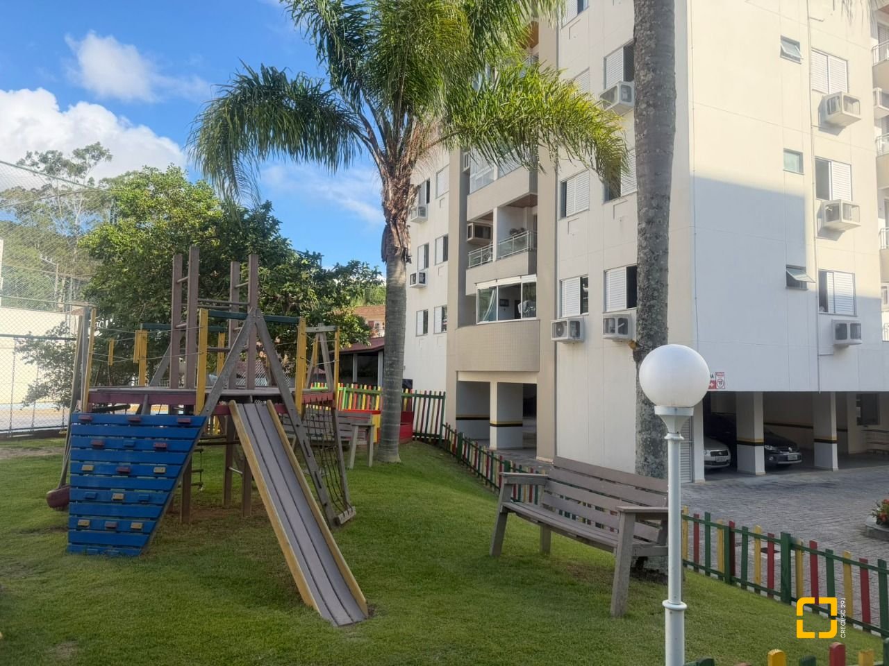Apartamento com 74m², 4 quartos (sendo 1 suíte), 1 garagem, no bairro Itacorubi em Florianópolis