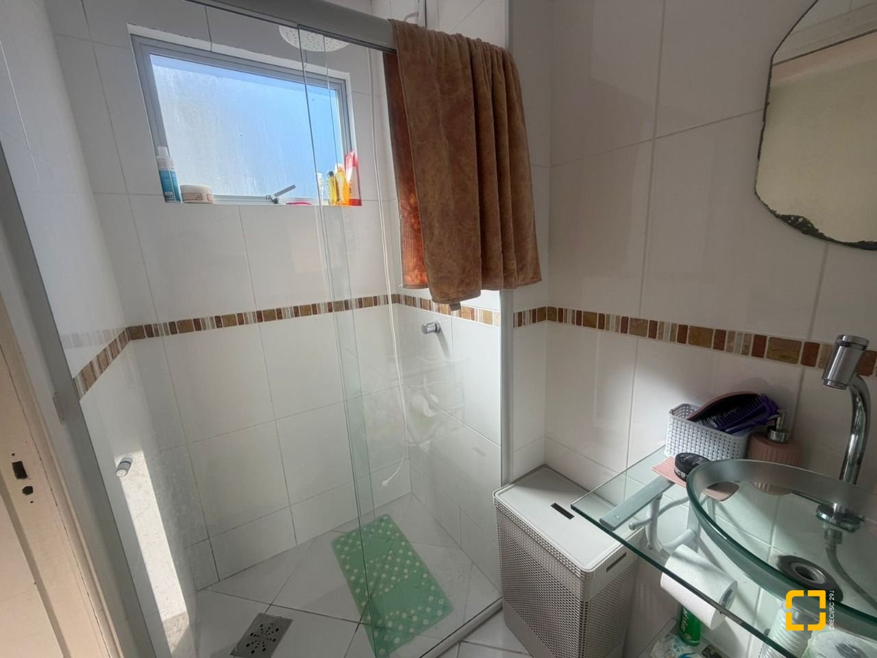 Apartamento com 74m², 4 quartos (sendo 1 suíte), 1 garagem, no bairro Itacorubi em Florianópolis