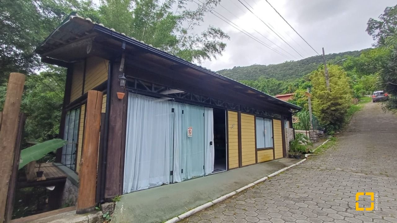 Sítio com 850m², 6 quartos, 3 garagens, no bairro Barra da Lagoa em Florianópolis