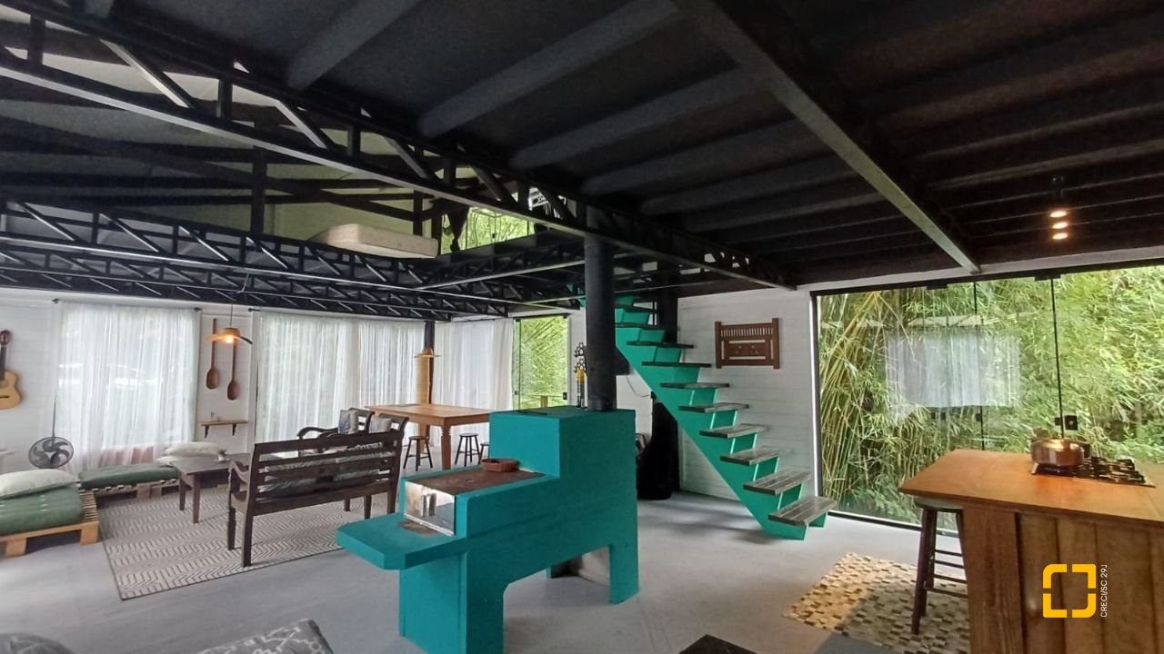 Sítio com 850m², 6 quartos, 3 garagens, no bairro Barra da Lagoa em Florianópolis