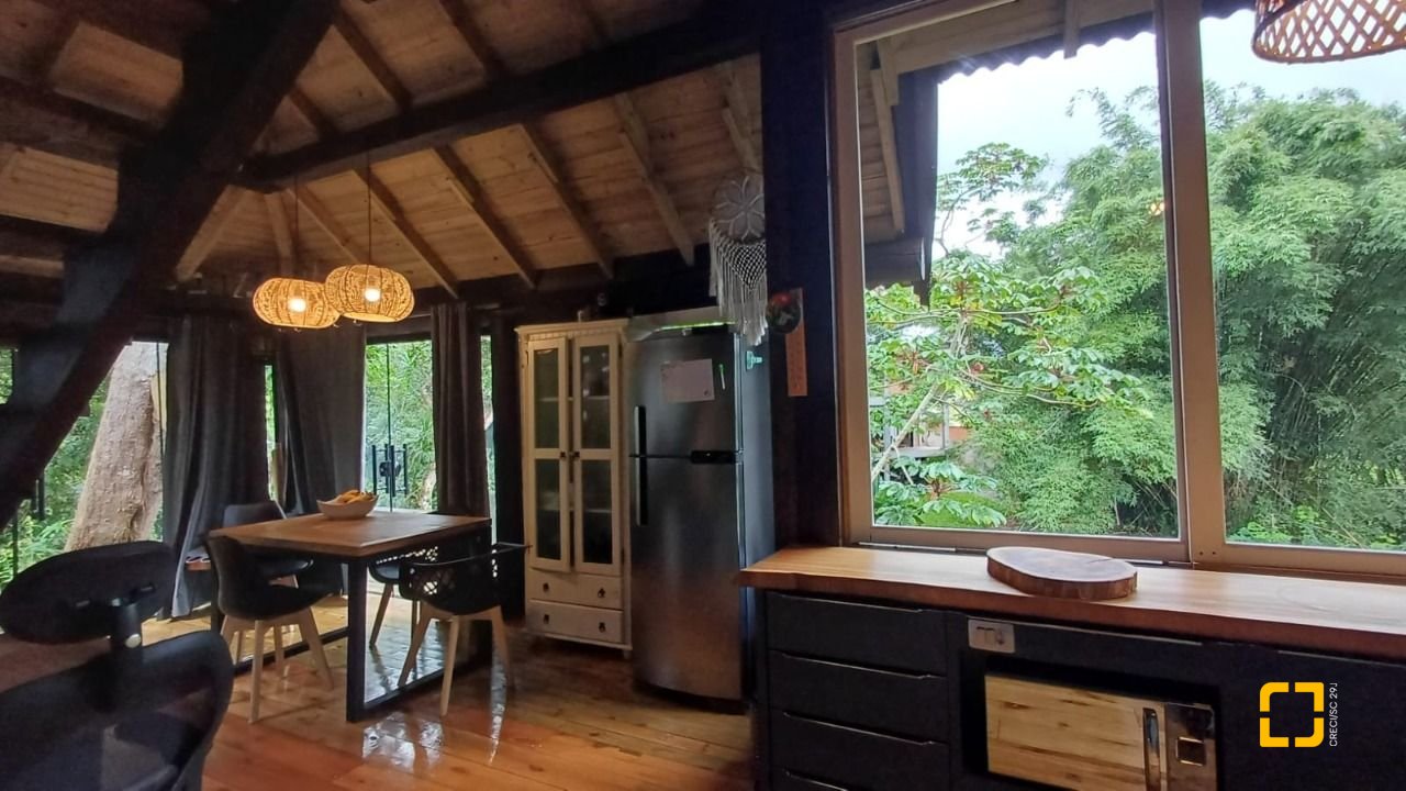 Sítio com 850m², 6 quartos, 3 garagens, no bairro Barra da Lagoa em Florianópolis