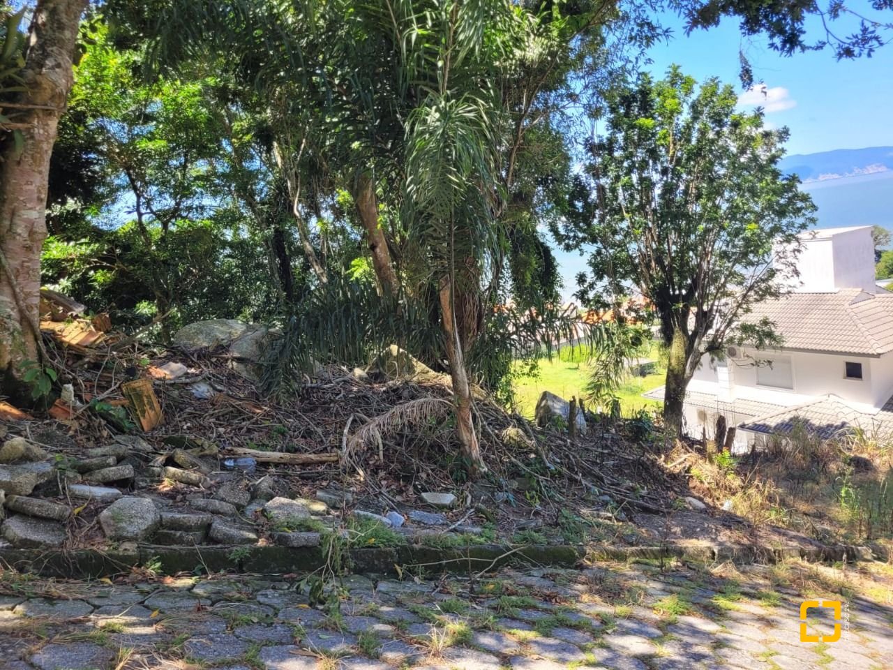 Terreno com 360m², no bairro Ponta de Baixo em São José