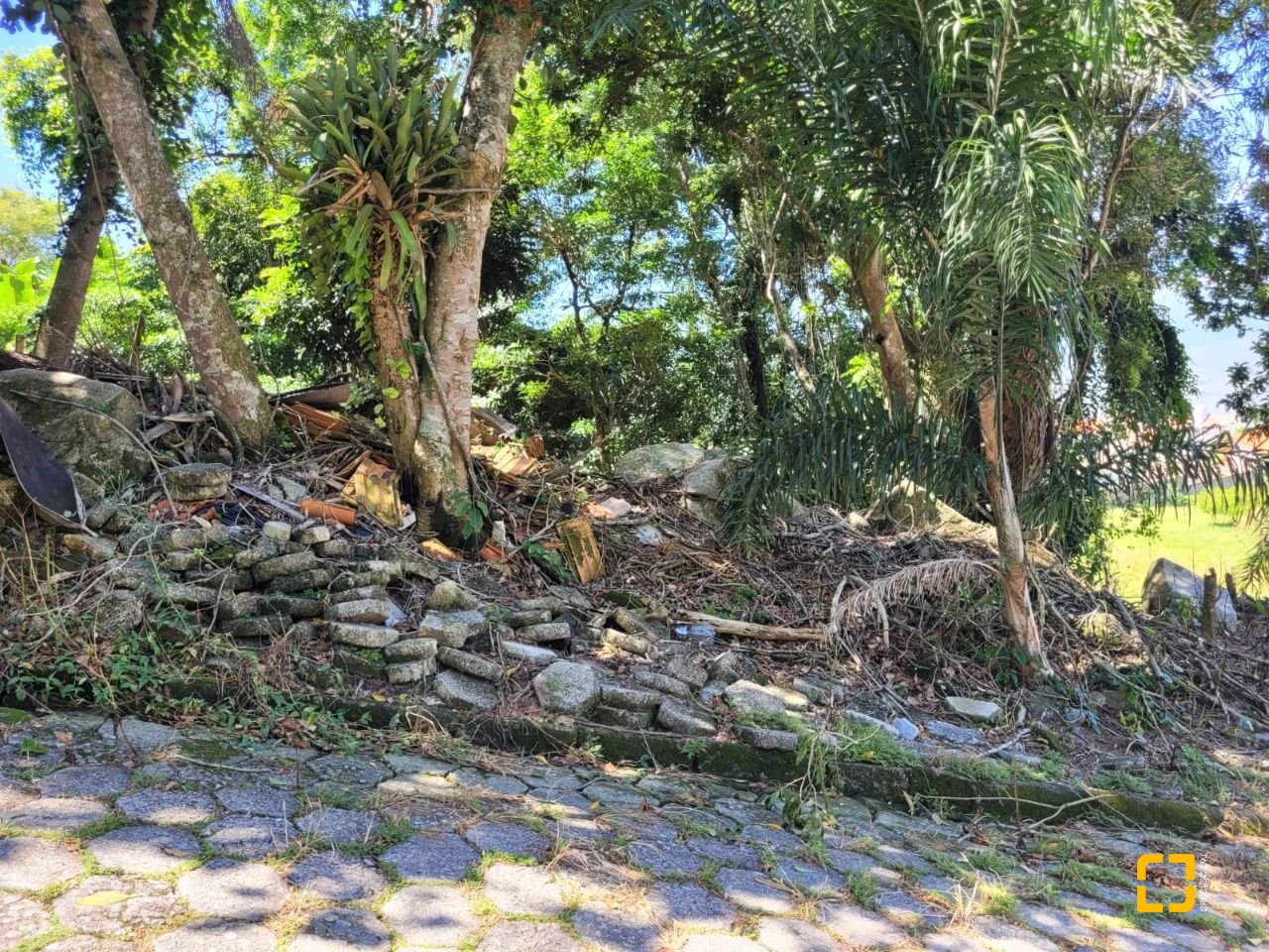 Terreno com 360m², no bairro Ponta de Baixo em São José