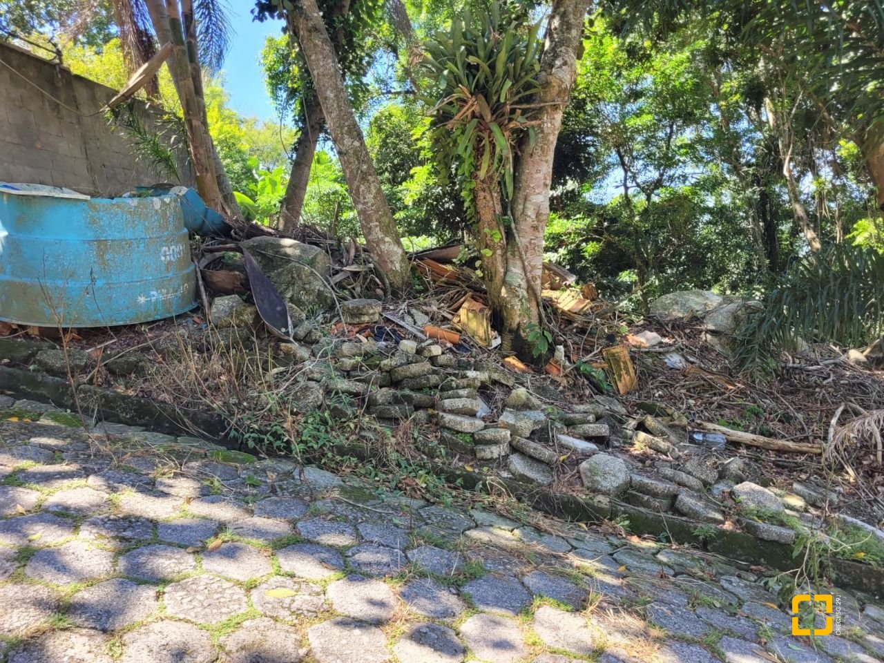 Terreno com 360m², no bairro Ponta de Baixo em São José