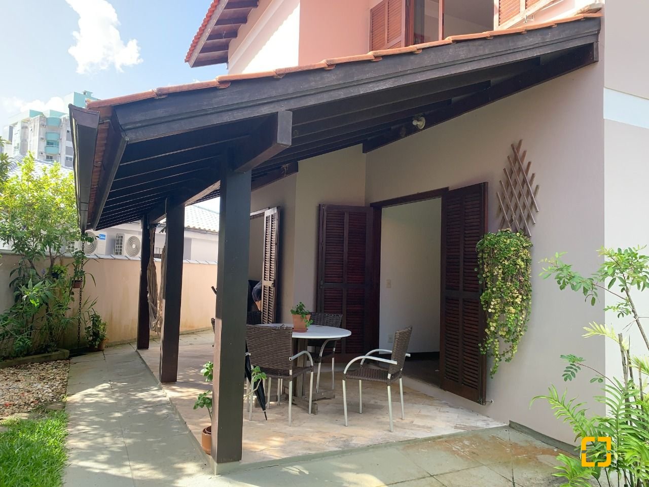 Casa com 238m², 7 quartos (sendo 2 suítes), 4 garagens, no bairro Itacorubi em Florianópolis