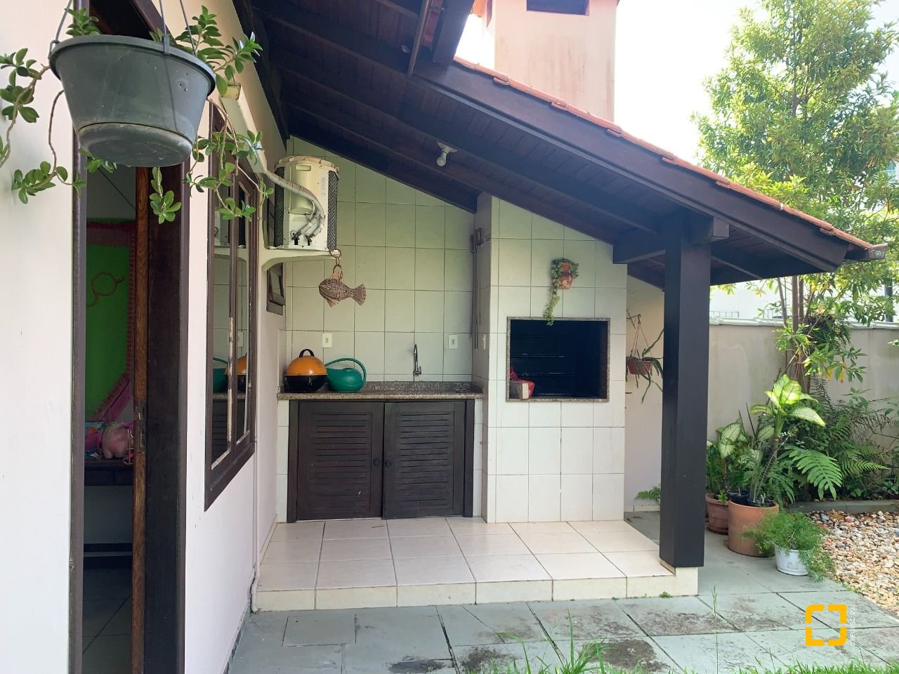 Casa com 238m², 7 quartos (sendo 2 suítes), 4 garagens, no bairro Itacorubi em Florianópolis