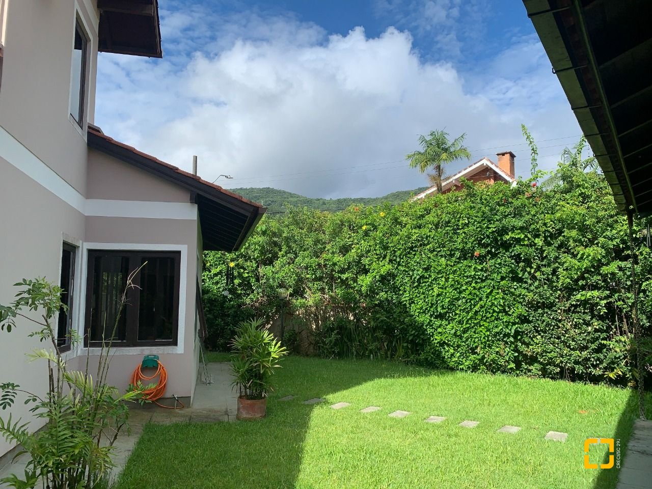 Casa com 238m², 7 quartos (sendo 2 suítes), 4 garagens, no bairro Itacorubi em Florianópolis