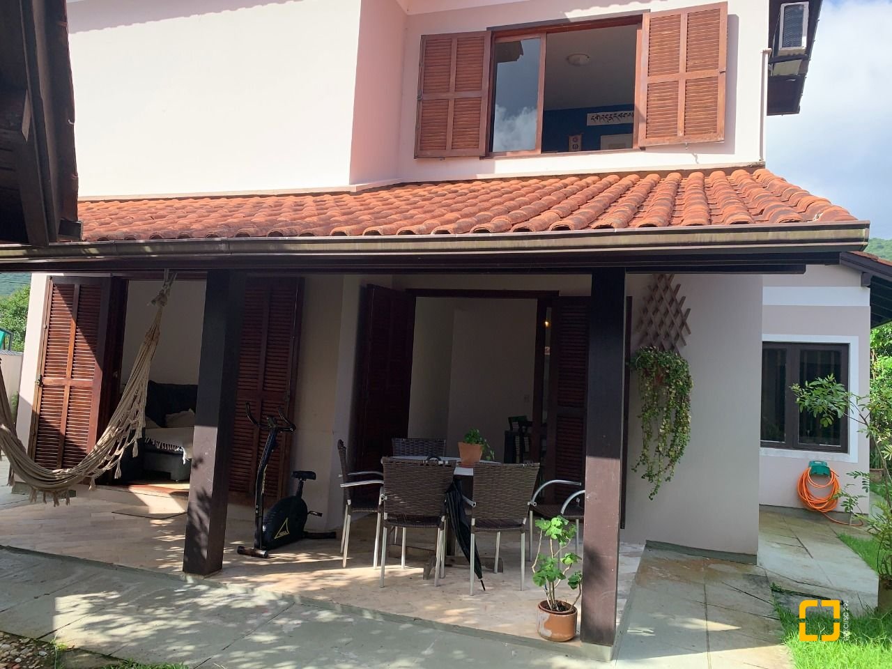 Casa com 238m², 7 quartos (sendo 2 suítes), 4 garagens, no bairro Itacorubi em Florianópolis