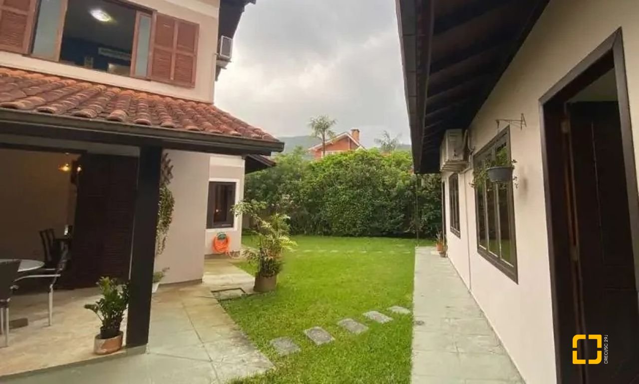 Casa com 238m², 7 quartos (sendo 2 suítes), 4 garagens, no bairro Itacorubi em Florianópolis