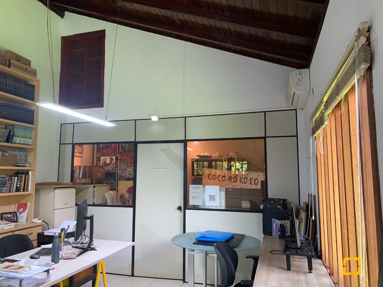 Casa com 238m², 7 quartos (sendo 2 suítes), 4 garagens, no bairro Itacorubi em Florianópolis