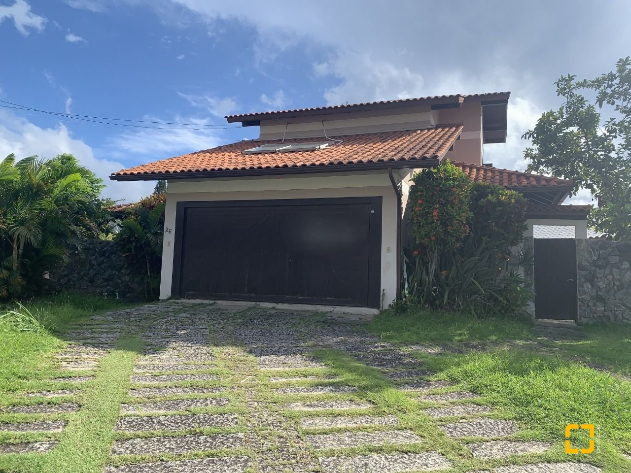 Casa com 238m², 7 quartos (sendo 2 suítes), 4 garagens, no bairro Itacorubi em Florianópolis