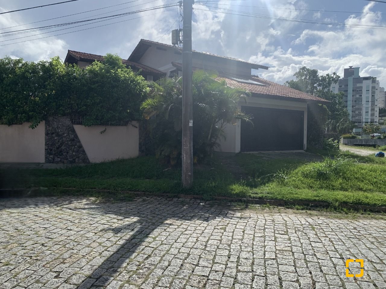 Casa com 238m², 7 quartos (sendo 2 suítes), 4 garagens, no bairro Itacorubi em Florianópolis
