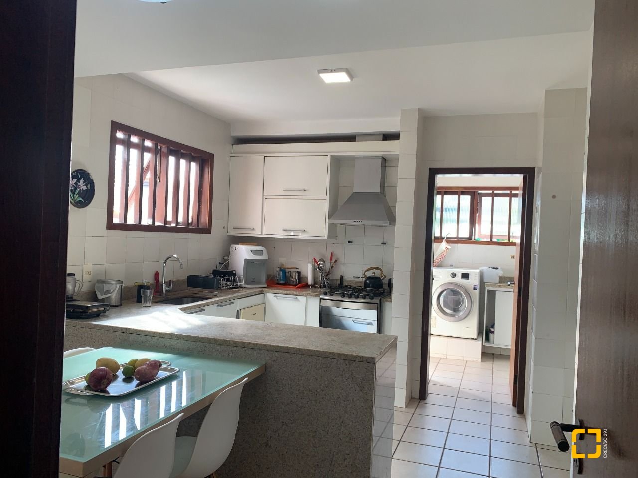 Casa com 238m², 7 quartos (sendo 2 suítes), 4 garagens, no bairro Itacorubi em Florianópolis