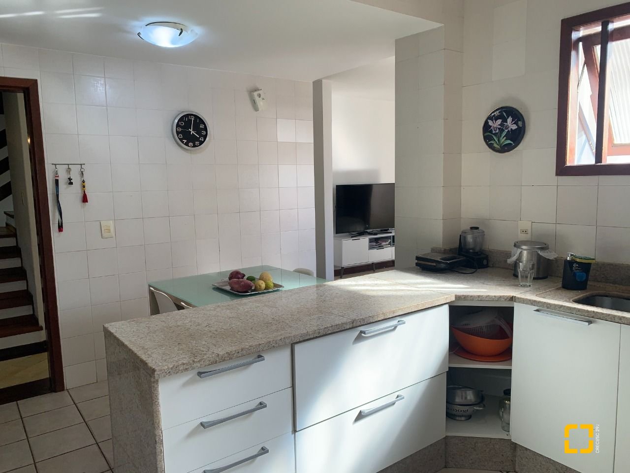 Casa com 238m², 7 quartos (sendo 2 suítes), 4 garagens, no bairro Itacorubi em Florianópolis