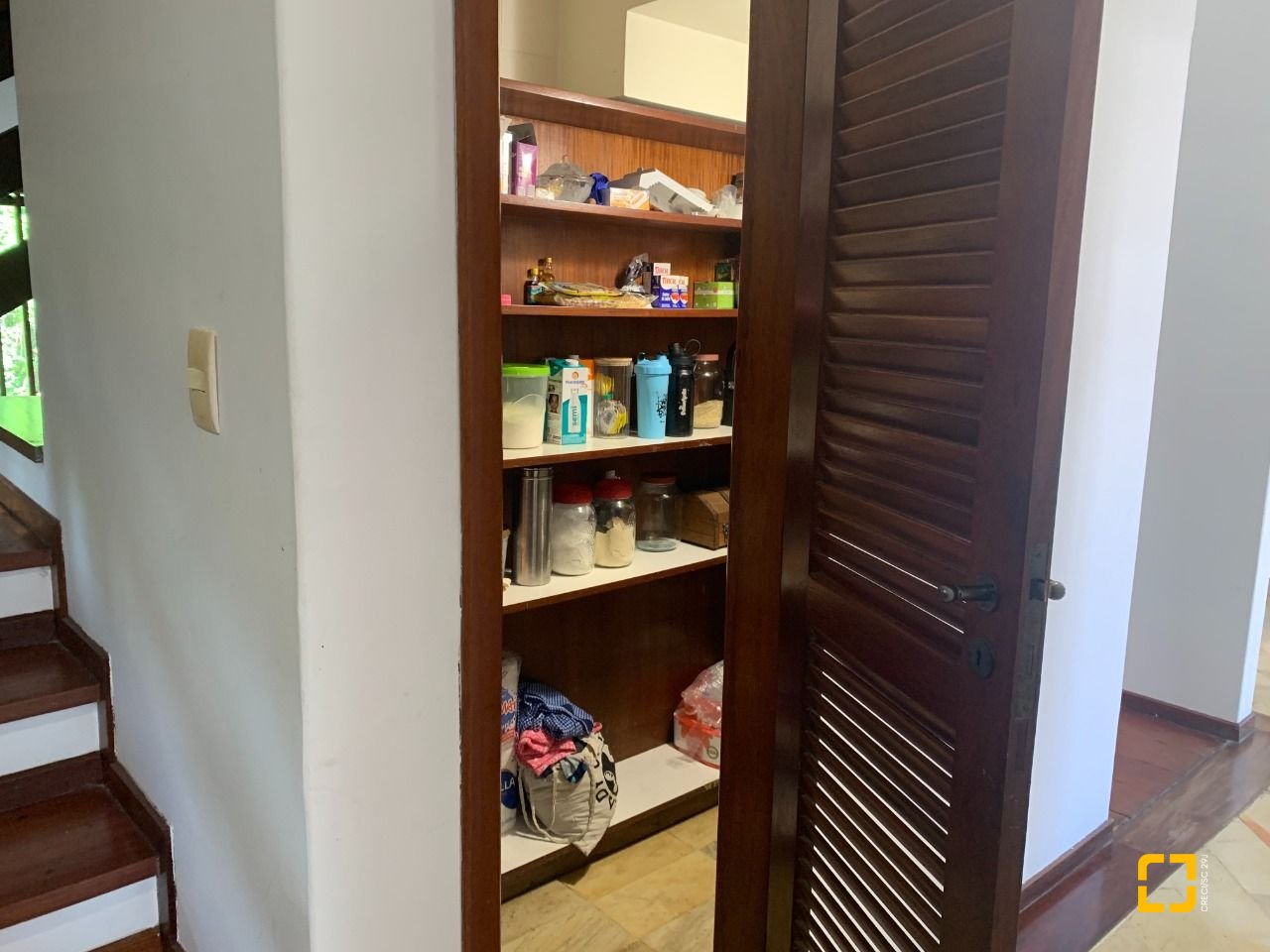 Casa com 238m², 7 quartos (sendo 2 suítes), 4 garagens, no bairro Itacorubi em Florianópolis