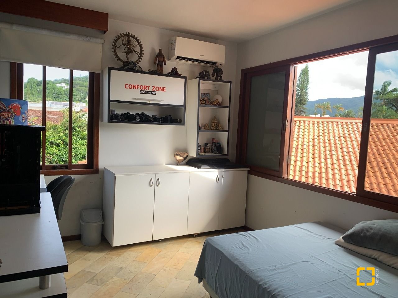 Casa com 238m², 7 quartos (sendo 2 suítes), 4 garagens, no bairro Itacorubi em Florianópolis