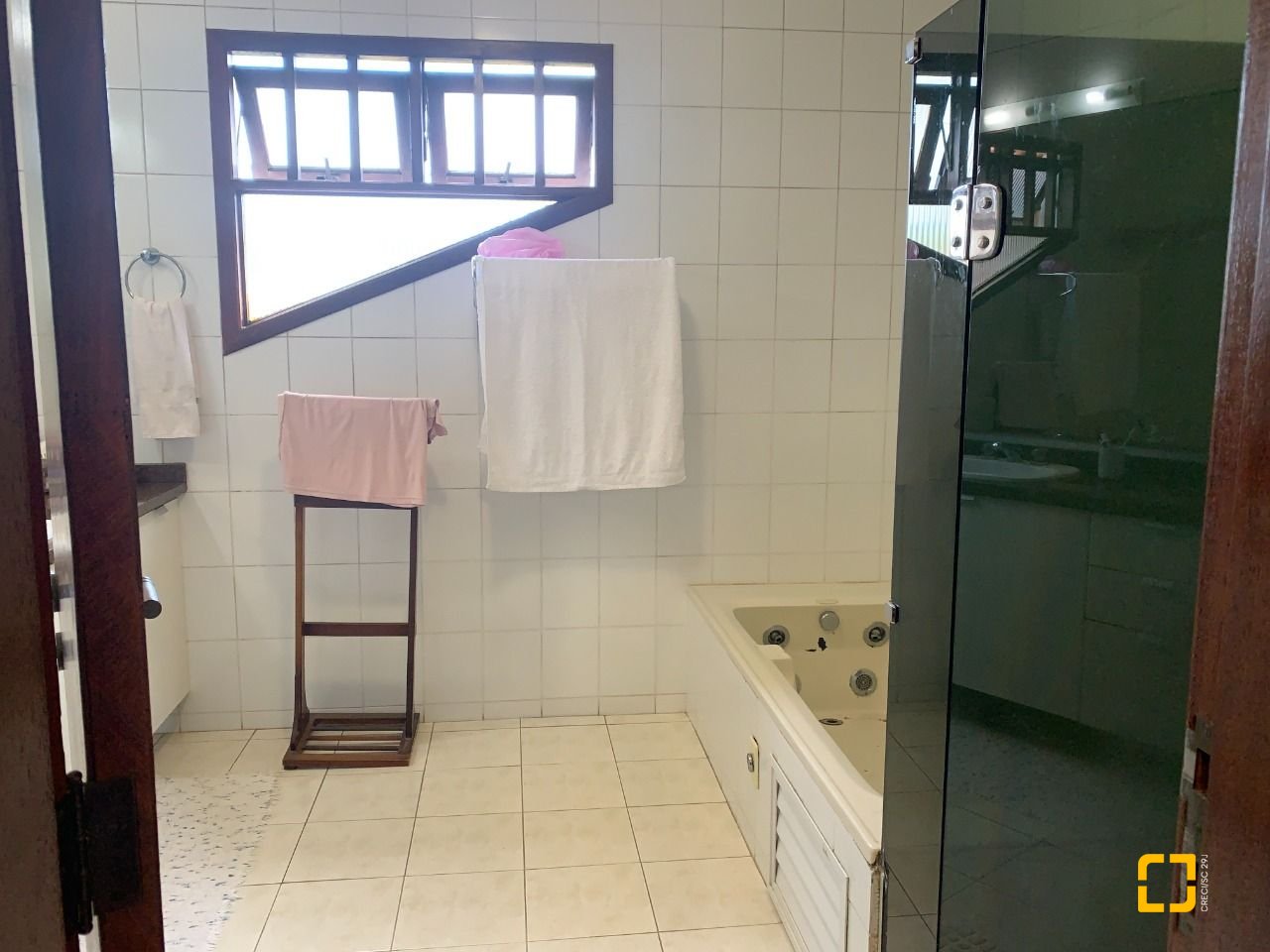 Casa com 238m², 7 quartos (sendo 2 suítes), 4 garagens, no bairro Itacorubi em Florianópolis