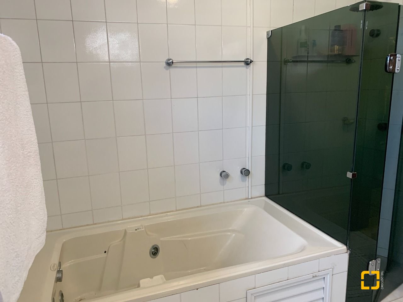 Casa com 238m², 7 quartos (sendo 2 suítes), 4 garagens, no bairro Itacorubi em Florianópolis