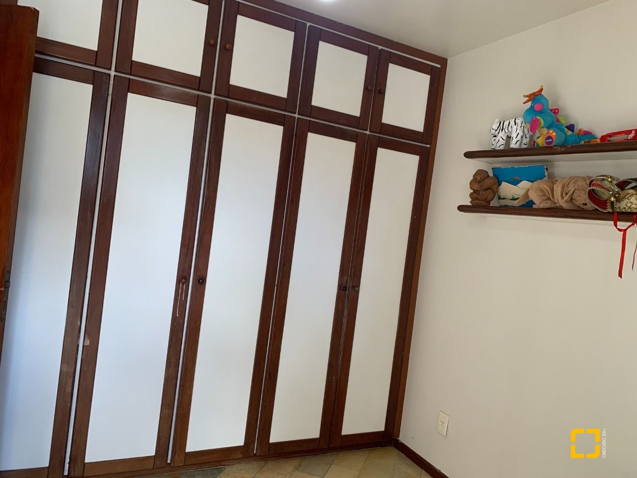 Casa com 238m², 7 quartos (sendo 2 suítes), 4 garagens, no bairro Itacorubi em Florianópolis