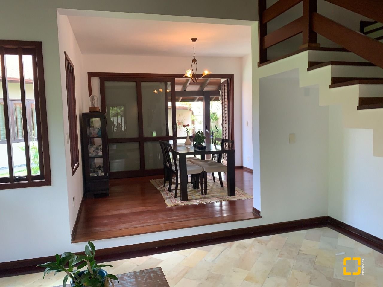 Casa com 238m², 7 quartos (sendo 2 suítes), 4 garagens, no bairro Itacorubi em Florianópolis