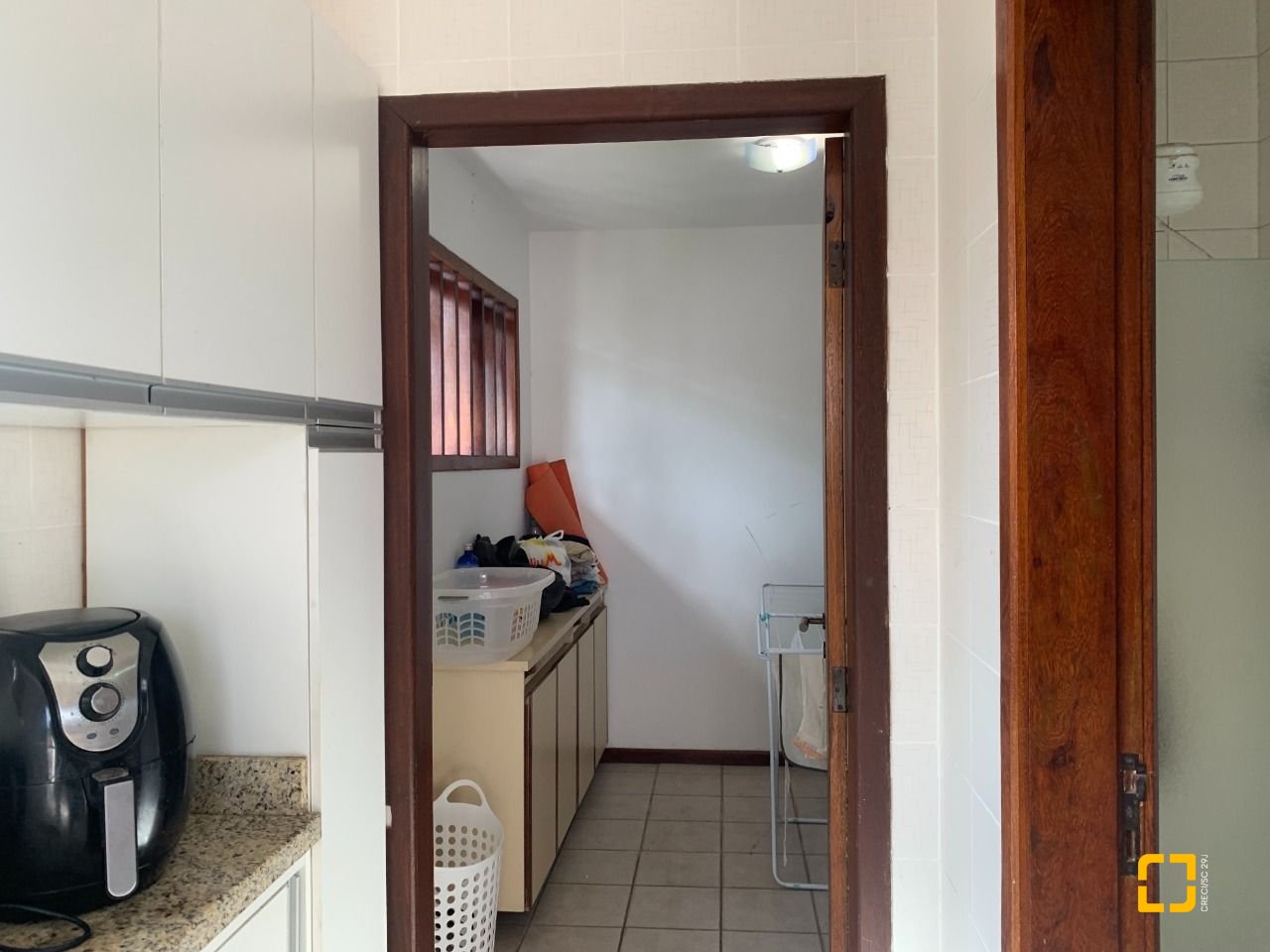 Casa com 238m², 7 quartos (sendo 2 suítes), 4 garagens, no bairro Itacorubi em Florianópolis