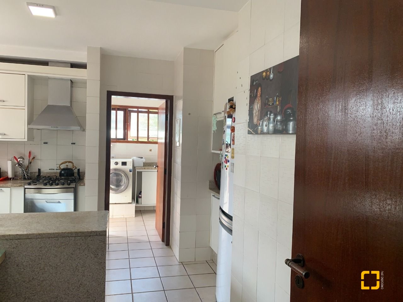 Casa com 238m², 7 quartos (sendo 2 suítes), 4 garagens, no bairro Itacorubi em Florianópolis