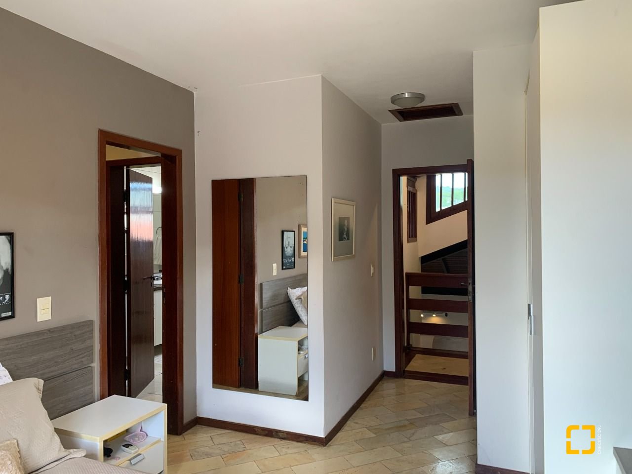 Casa com 238m², 7 quartos (sendo 2 suítes), 4 garagens, no bairro Itacorubi em Florianópolis