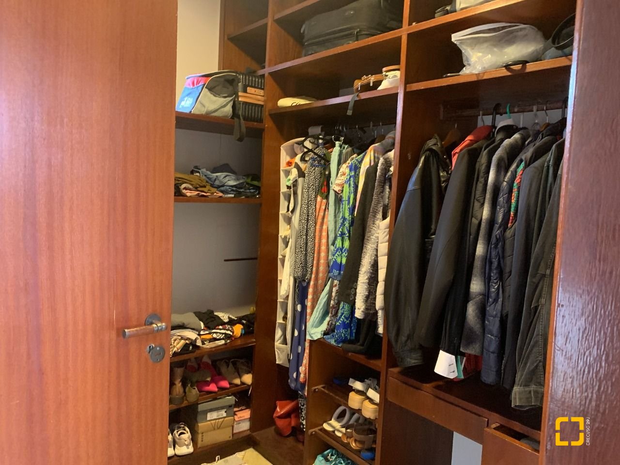Casa com 238m², 7 quartos (sendo 2 suítes), 4 garagens, no bairro Itacorubi em Florianópolis