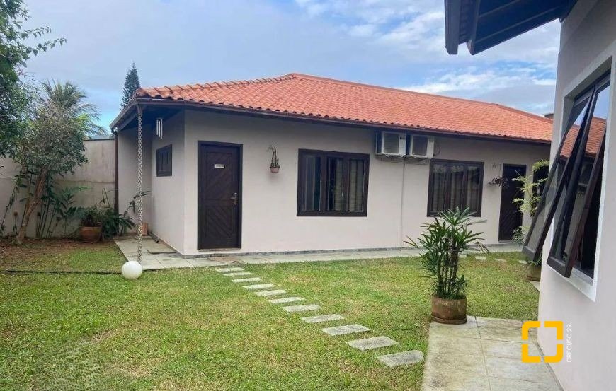 Casa com 238m², 7 quartos (sendo 2 suítes), 4 garagens, no bairro Itacorubi em Florianópolis