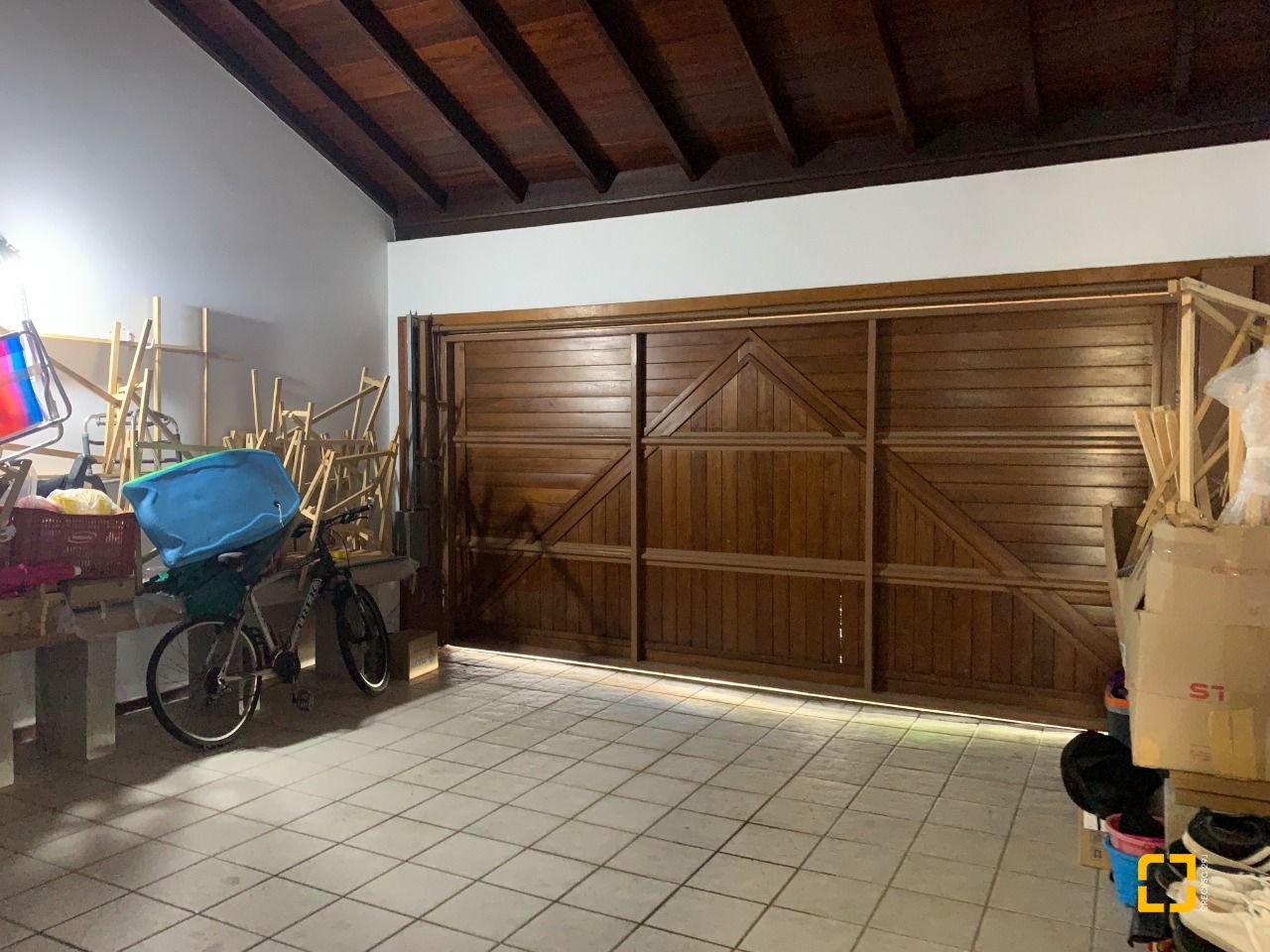 Casa com 238m², 7 quartos (sendo 2 suítes), 4 garagens, no bairro Itacorubi em Florianópolis