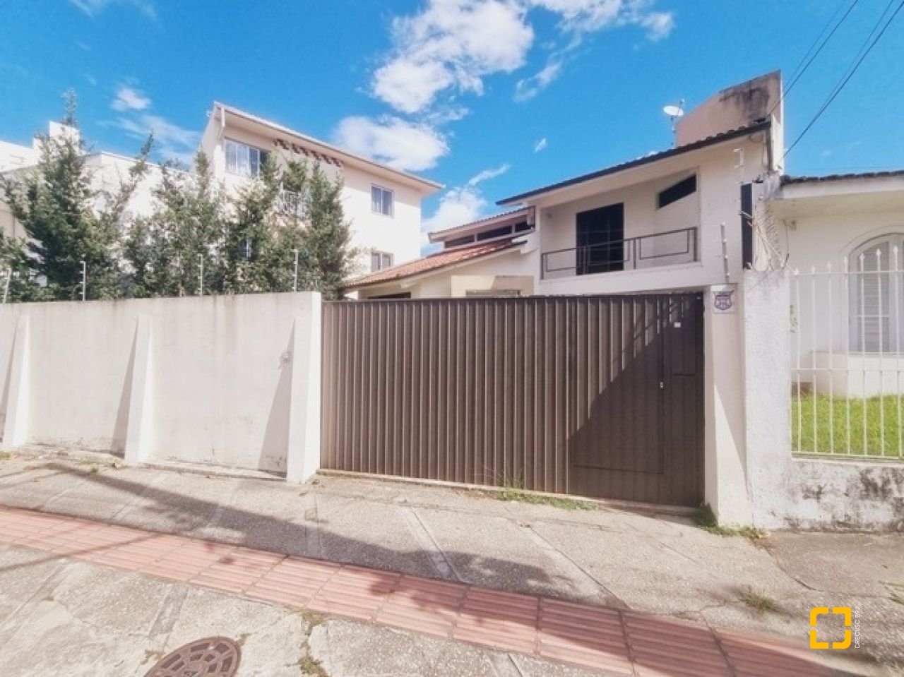 Casa com 233m², 4 quartos (sendo 1 suíte), 4 garagens, no bairro Balneário em Florianópolis