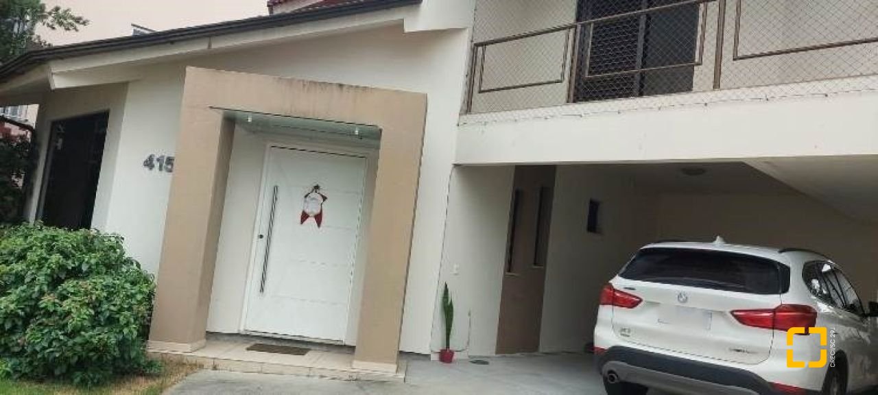 Casa com 233m², 4 quartos (sendo 1 suíte), 4 garagens, no bairro Balneário em Florianópolis