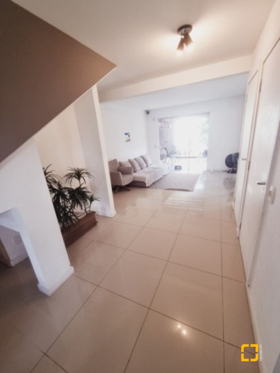 Casa com 233m², 4 quartos (sendo 1 suíte), 4 garagens, no bairro Balneário em Florianópolis
