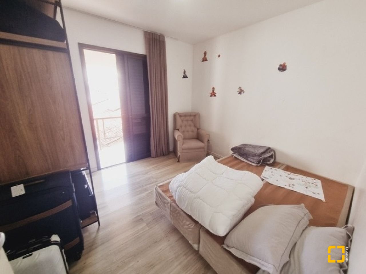 Casa com 233m², 4 quartos (sendo 1 suíte), 4 garagens, no bairro Balneário em Florianópolis