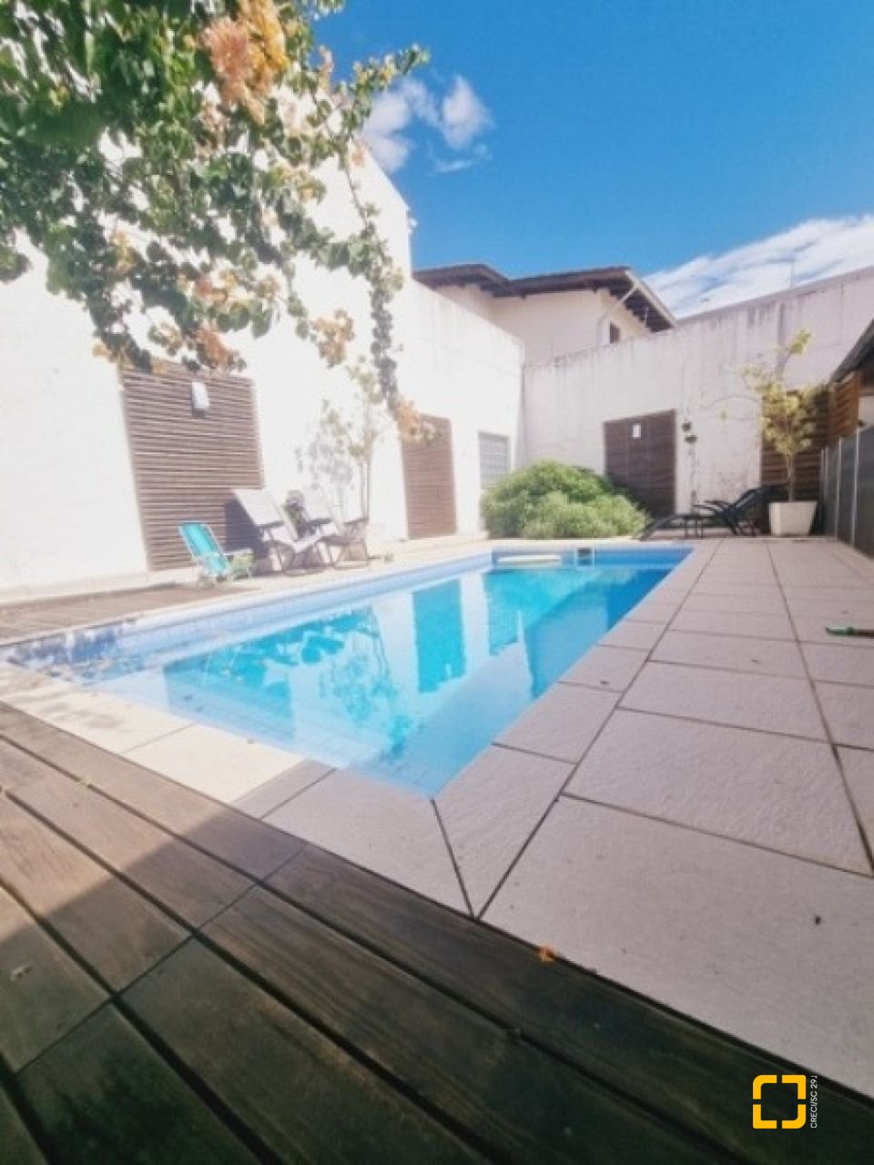 Casa com 233m², 4 quartos (sendo 1 suíte), 4 garagens, no bairro Balneário em Florianópolis