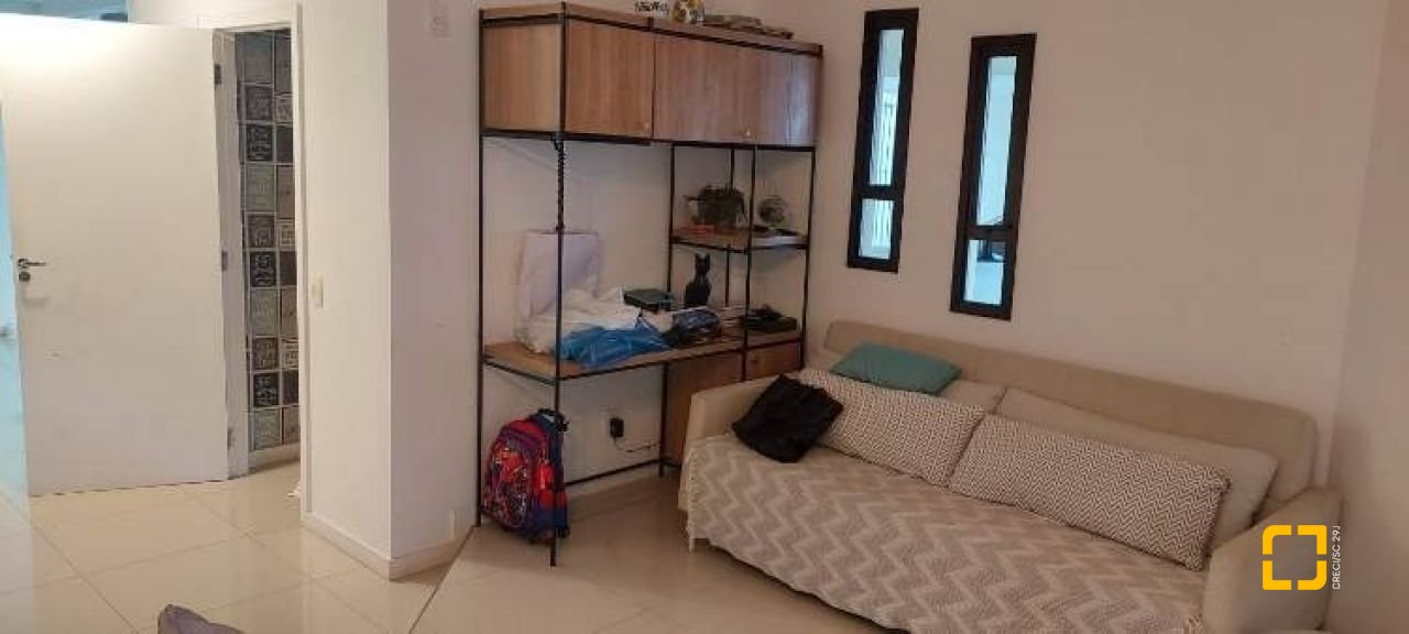 Casa com 233m², 4 quartos (sendo 1 suíte), 4 garagens, no bairro Balneário em Florianópolis