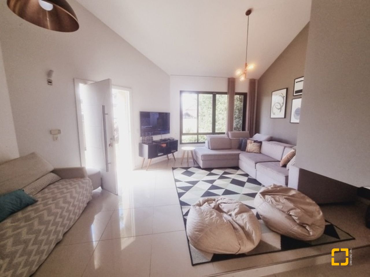 Casa com 233m², 4 quartos (sendo 1 suíte), 4 garagens, no bairro Balneário em Florianópolis