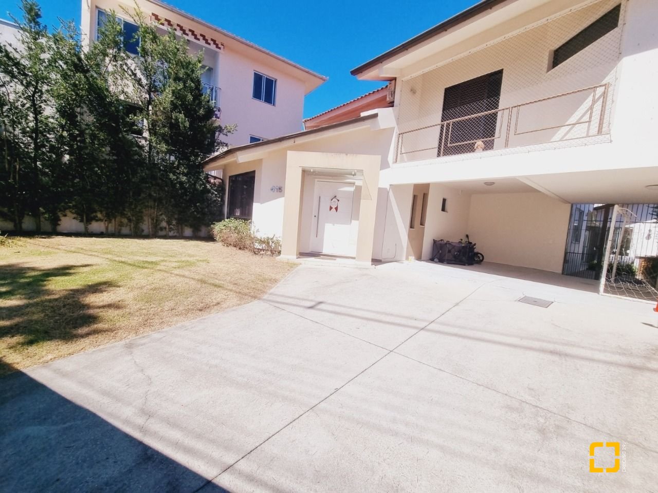 Casa com 233m², 3 quartos (sendo 1 suíte), 4 garagens, no bairro Balneário em Florianópolis