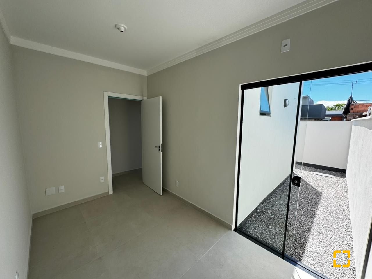 Casa com 55m², 2 quartos, 2 garagens, no bairro Forquilhas em São José